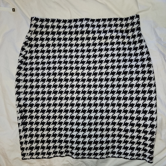 Knit houndstooth hight-waisted pencil skirt in size Large - Picture 7 of 10